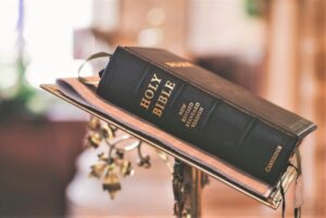 Biblia Qué es, origen, historia, estructura, usos, versiones, importancia