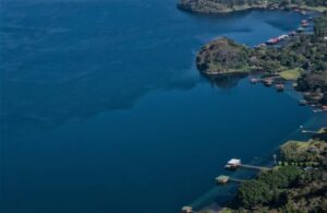 Lago de Coatepeque Qué es, ubicación, características, afluentes, ciudades, fauna, flora